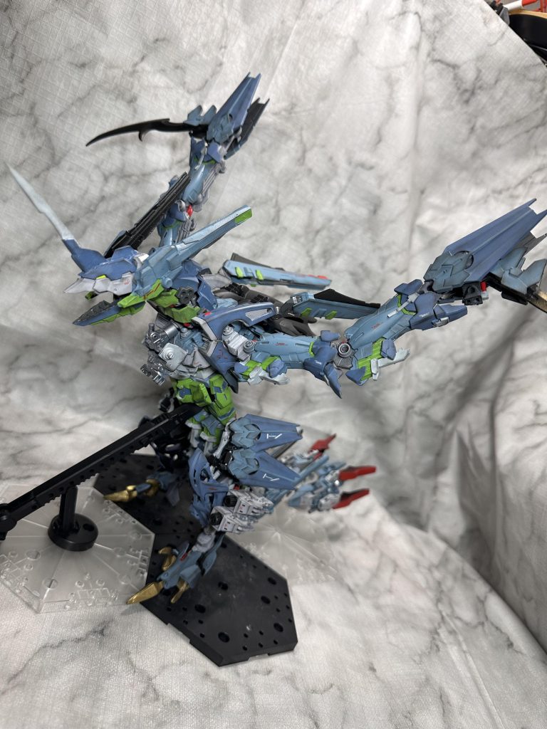 ユニコーンガンダムのパーツをあちこちに配置しなおして大きな翼を持ったシルエットに作り変えました。偵察機ということもあり、頭部の一本角と背中のレドーム兼ブースター、頭部横と尻尾のスタビライザー状のアンテナで索敵します。