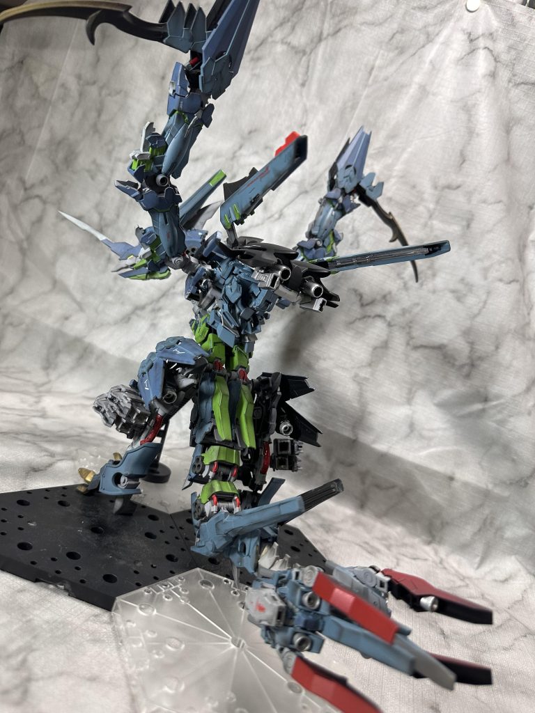 背面から。長い尻尾がドラゴンのようにも見えます。最近ガンプラを動物型に、と思い、某有名ハンティングゲームの看板モンスターの亜種を模してみました。本体ブルー2色とグリーン色がいい感じ。スタイルもなかなかでいいデキです!(自画自賛)