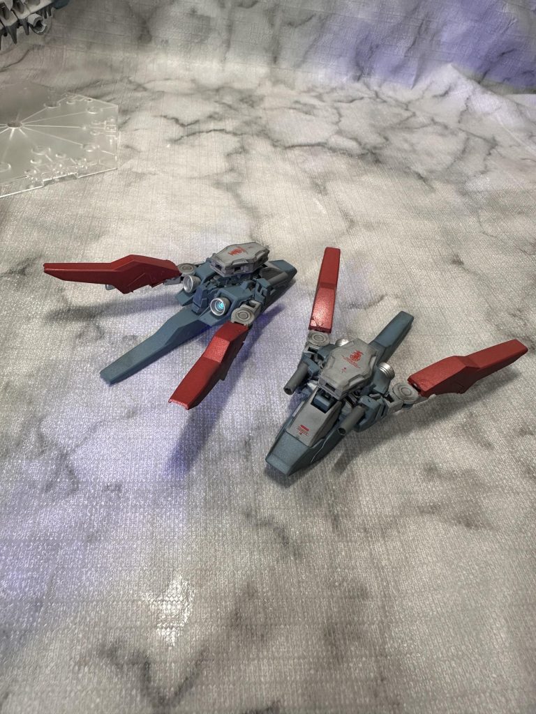 尻尾の先は分離して本体を助ける子機になります。機首両脇に敵や誘導弾の迎撃に使える機関砲、機体上部に親機である本体を守るビームシールドを備えます。