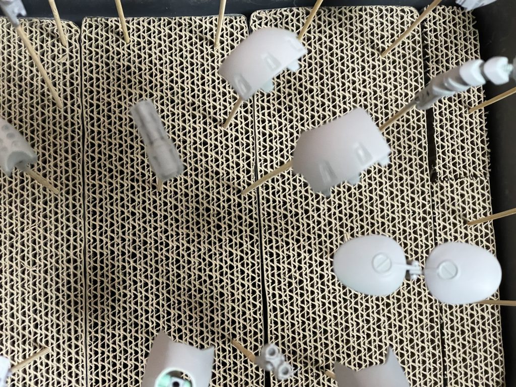 ちゃんと作業工程を写真に撮りながら作ればよかった...あったのこれだけでした。合わせ目とかパーツをもぎ取った跡などをパテで埋めてサフを吹きました。Mr.フィニッシングサーフェイサー1500のグレーを使用。サフを初めて吹いてみたのですが正直これで完成で良くない?って思ったりもしました。写真はないのですがこの後何も考えずにガンダムマーカーエアブラシでトランザムホロレットを全体に。なんかとんでもない感じになったので全力で方向転換しました。