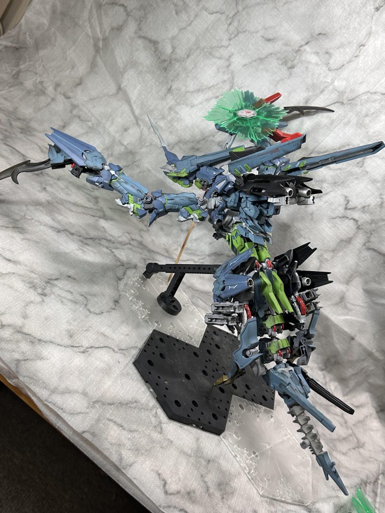 大翼を開いて航行する姿はサイズも相まって迫力があります!また、飛んでる姿で展示するのは非常に難しかったです(笑)