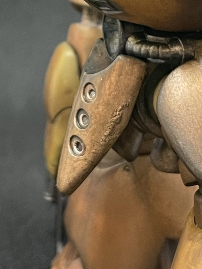 実はガンダムマーカーを塗ったあとトップコートを吹いているのですが注意点を知らずにがっつり吹いて大変なことになったのですがそれが錆た感じになってよかったのかなと思ったりしてます。