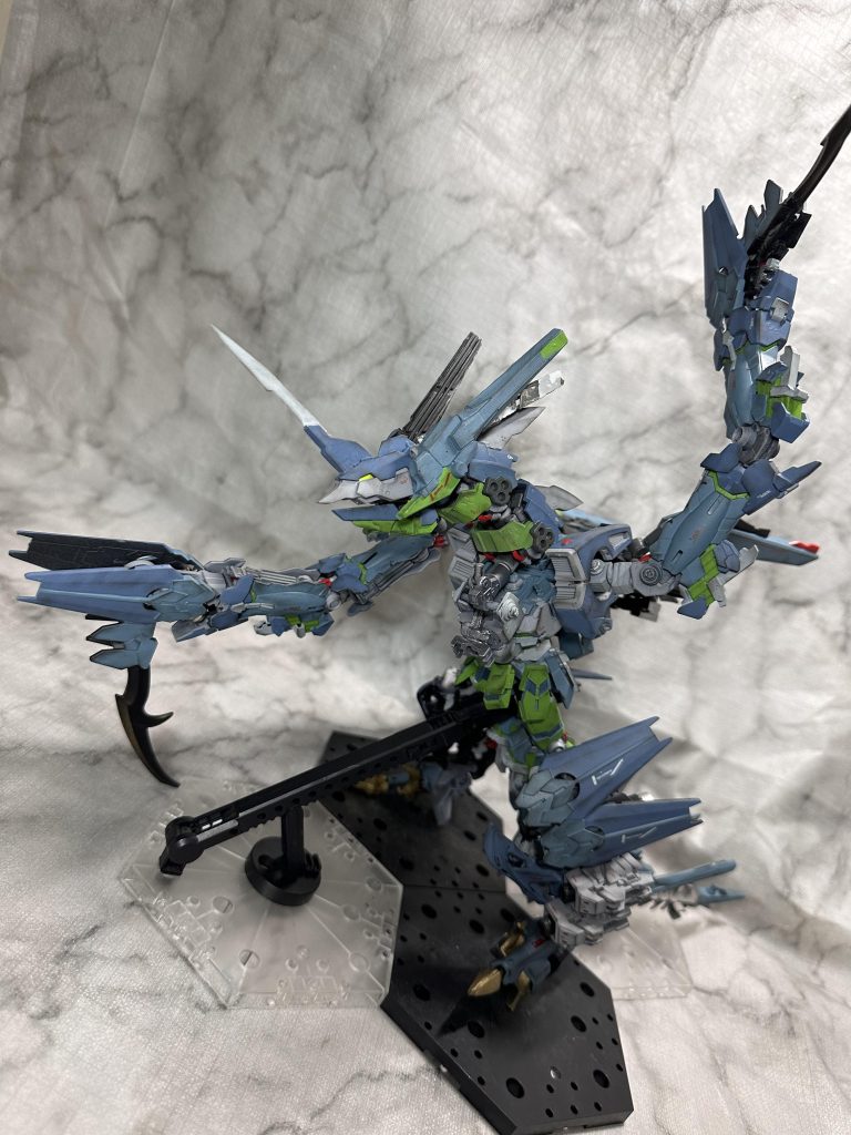 上体を前に倒し、翼端を爪に見立てて陸戦形態になります。狭い場所や地上で爪を振りかざして戦います。もっと脚力ありそうな感じだと強そう感出たかもですねぇ。