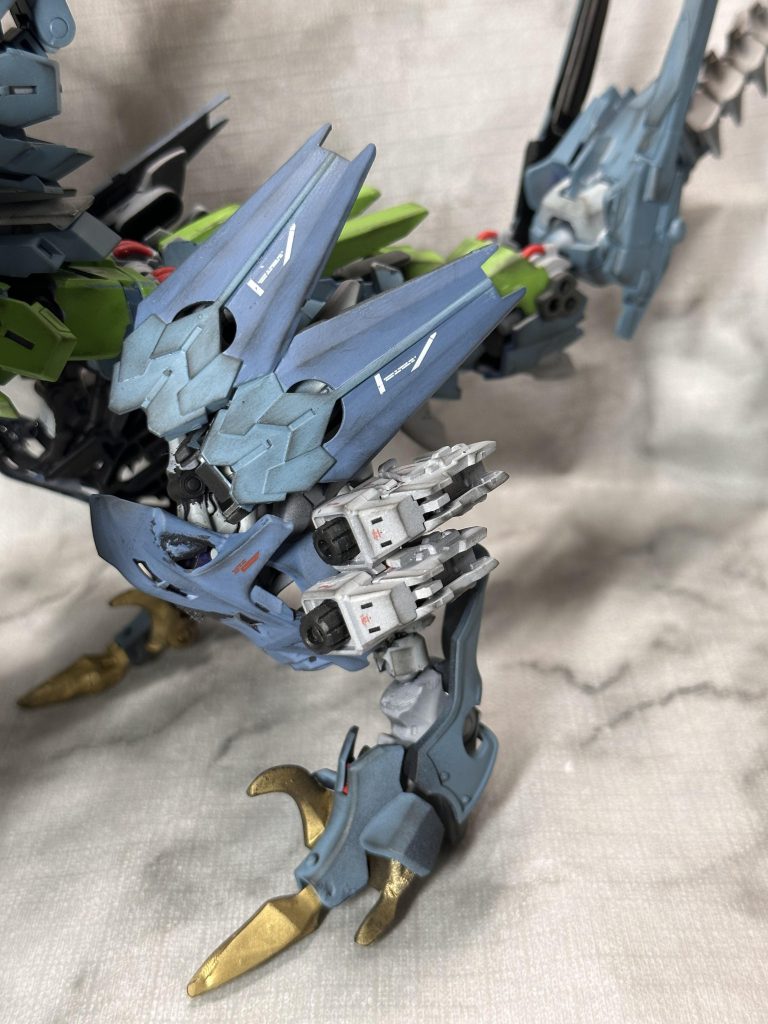 武装は大きな鉤爪のストライククロー背中の2対4門の無反動レールガン脚部の連装ロケットランチャーです。レールガンは360度に向きを変えられるので後ろを取られてもなんとかなるかも。ロケットランチャーは任務に合わせて内容を換装します。偵察が主任務なので派手な装備じゃないものにしました。