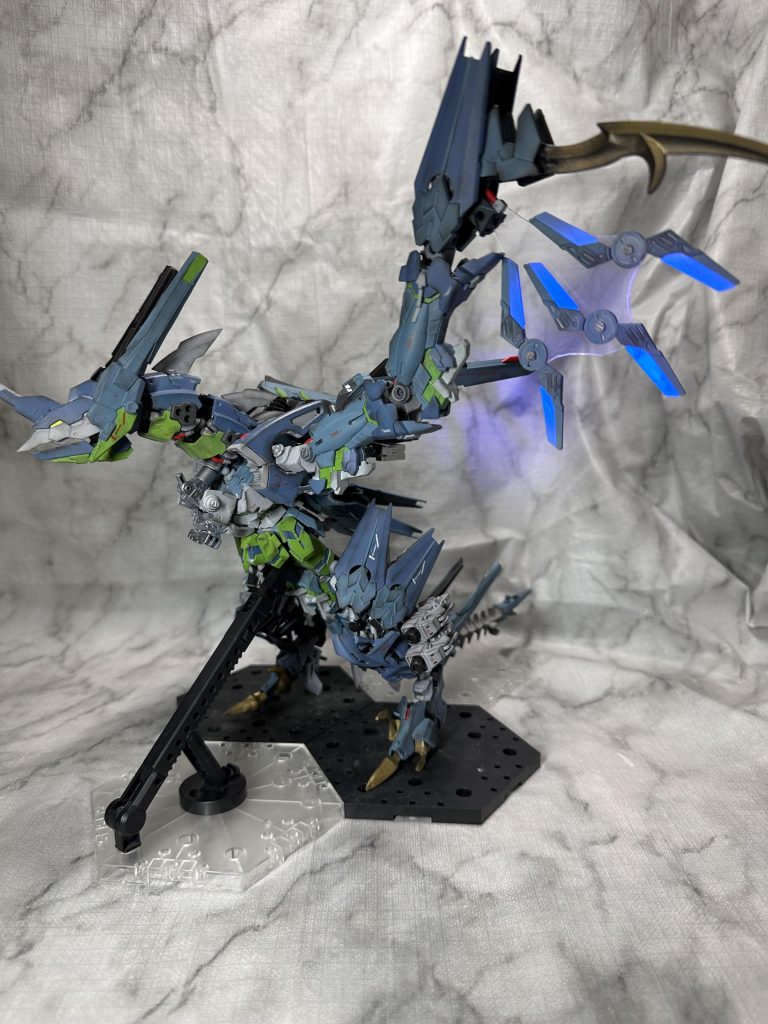 尻尾のスタビライザー近くにまとめてあるサイコシャードを翼状に展開した状態。翼と胴体を中心にサイコフレームを搭載。サイコシャードを展開した時に発現します。無線誘導なので緊急時にはぶつけて攻撃したりもできるかも、しれません。これには蛍光クリヤーを使ってみました、UVライト使わない時は青くなって欲しくなかったのでとてもちょうどいい塗料でした。