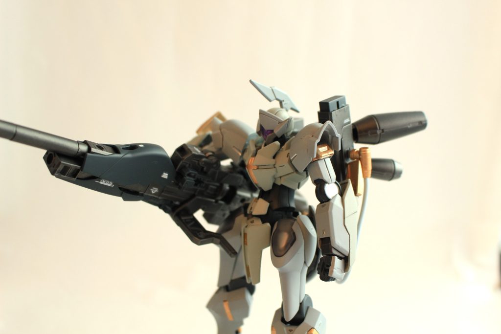 大型のロングレンジライフルにもいろんなジャンクパーツをくっつけています。メガランチャーのように、大型出力のビームを超長距離で狙い撃つのです