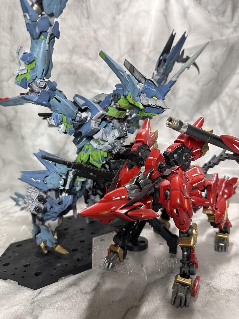 同じ動物型にした過去作のシナンジュ・ヴォルペと。作り始めから一緒に撮りたいとは思ってたんですが、どちらもかなり大きくなったため画角がギリでした(笑)紅と蒼がいい感じ♬