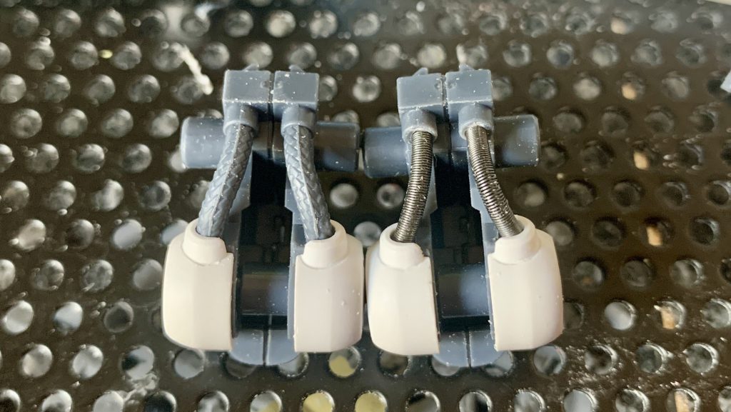 膝裏のパイプは切り飛ばして、市販のメッシュパイプに置き換えました。