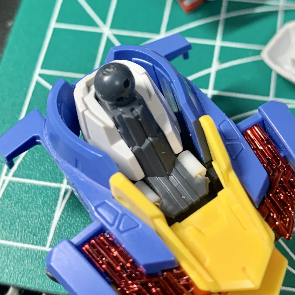 首のパイプは、真鍮線とプラパイプに置き換えました。頭部を乗せると見えなくなるので、完全なる自己満足+技術習得のためのです。