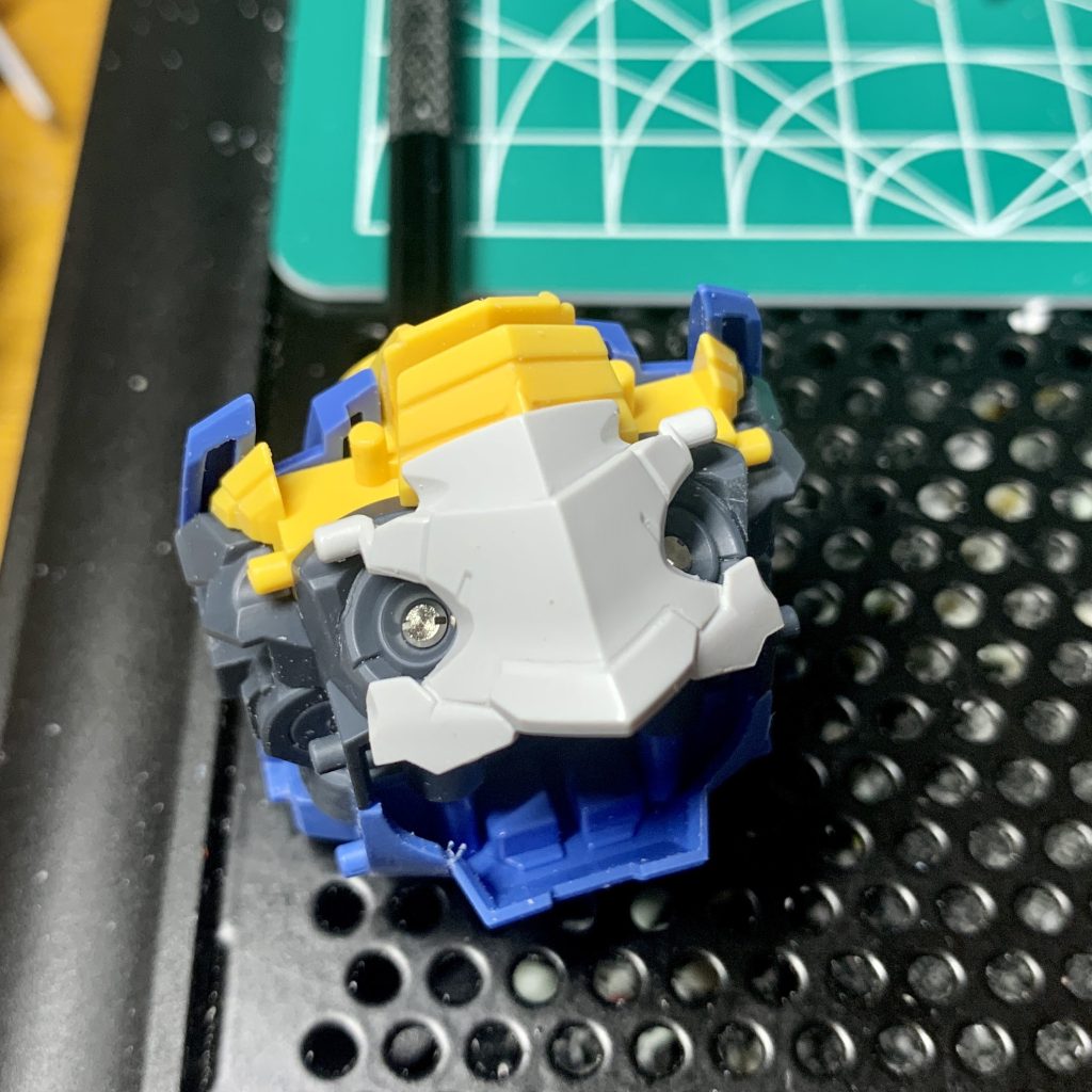 胸のダクト蓋はメタルパーツに置き換え。