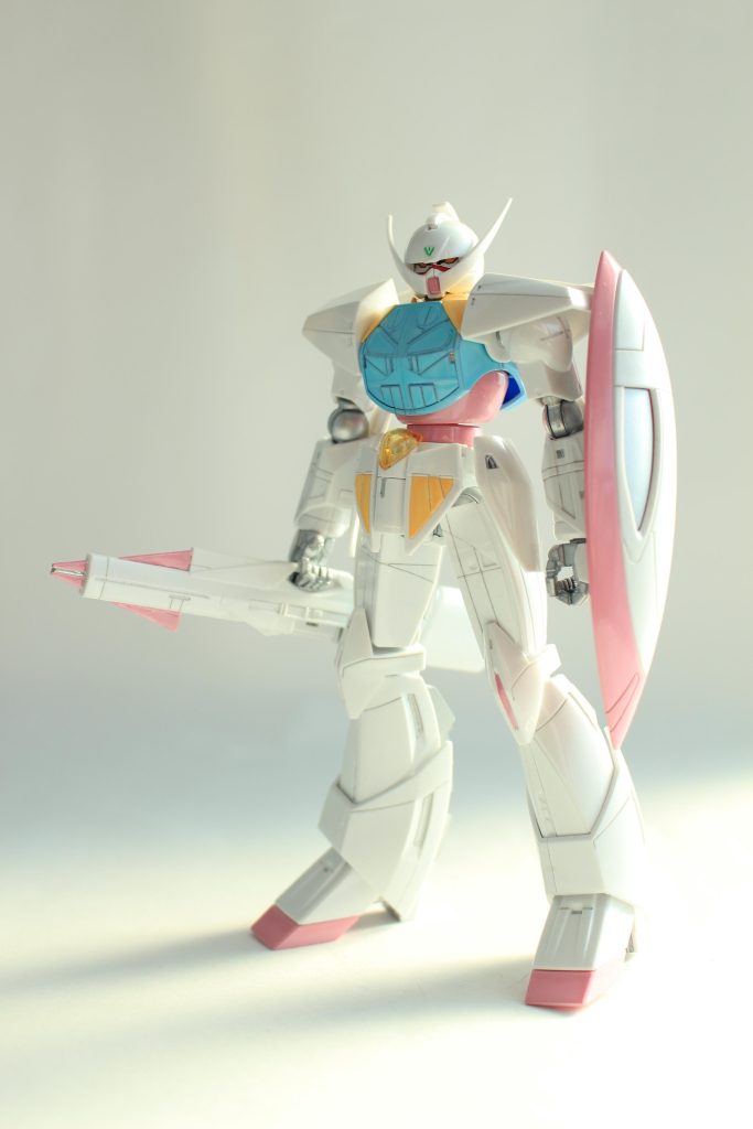 トップコート吹いて、コンパウンドで磨いているので、実物はツヤツヤ光ります。それにしてもターンエーはかっこいいですねえ。子供のころはなんだこの髭は!と思いましたが、大人になって分かるこのデザインよ……