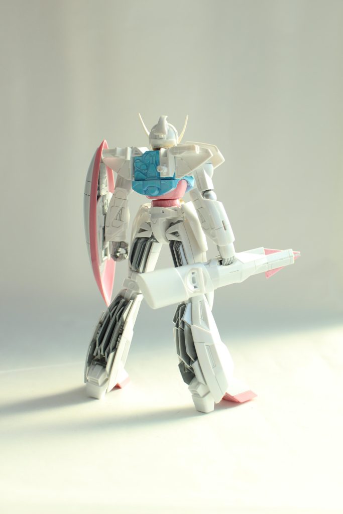 太ももの裏のスラスターベーンがまたいかす。関節をシルバーに塗ったのは正解でした。ちなみに墨入れも調色してうるさくないようにしています。