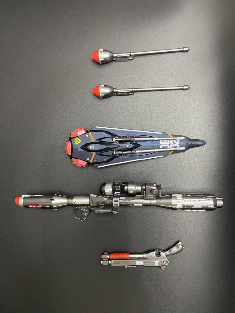 重装備化・高機動化したことで長期戦の戦いも想定しシールドを追加しました。シールドはカラミティガンダムのものをそのまま流用。カラーリングとジオン・黒曜のデカールでケンプファー・エーデル専用っぽく仕上げました。ジャイアント・バズはカラミティガンダムとシナンジュのバズーカをミキシングしたものに変更しました。ショットガンはカラーリング変更と一部パーツを追加しました。