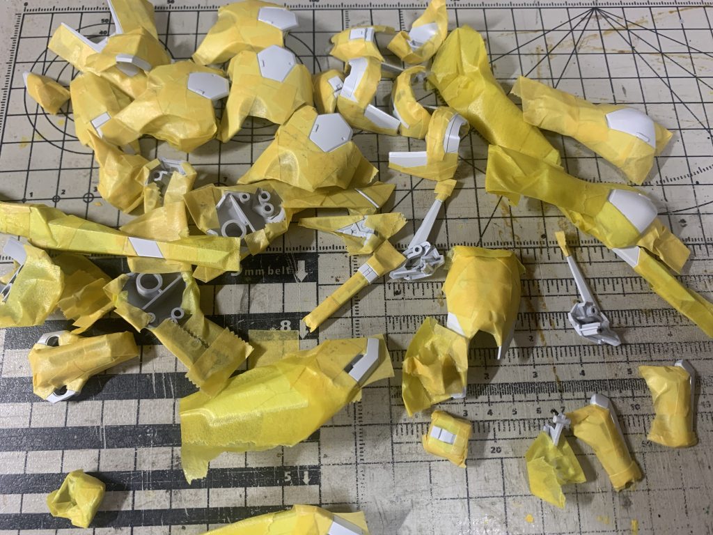 差し色部分はマスキングで塗り分けていきました。