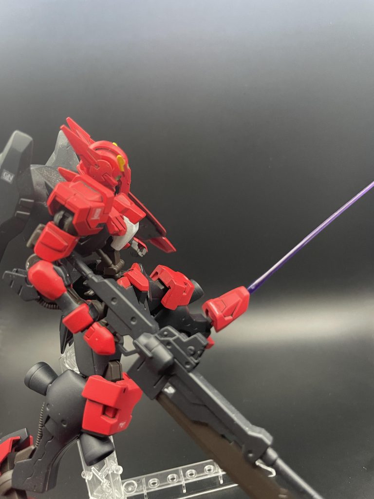 足にはアルケーの様な隠しサーベル仕込んでます。足のパーツにはエクシアの肩パーツ使ってます。