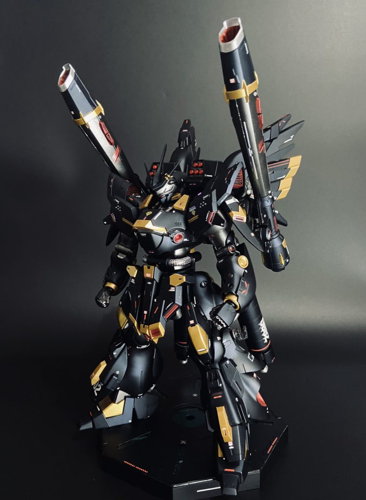 カラーリングは、高貴な悪役機をイメージさせる黒・金・赤にしています。機体名もそれに因んでいます。バックパックを大幅に変更しました。