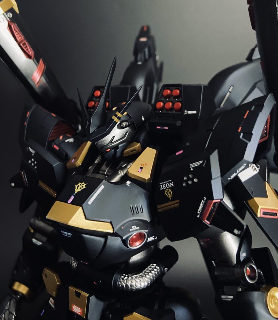 アンテナにはアクセントとなる2本のラインを入れました。これは元のケンプファーのアンテナのラインをオマージュしています。エンブレム類のデカールは黒曜のものからジオンのものに変更しました。胸部のエンブレムも元のケンプファーをオマージュしました。