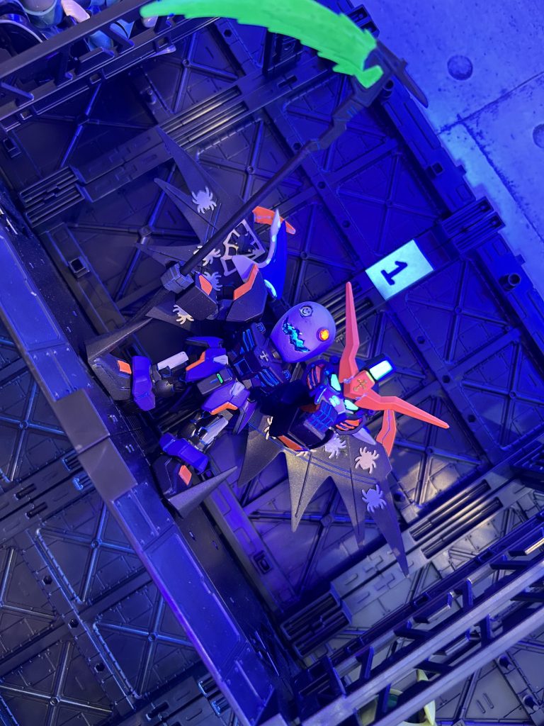 本当はデスヘルの頭を脱いでいる途中みたいなイメージをしていたのですが、技術が足りず持たせることにしました。