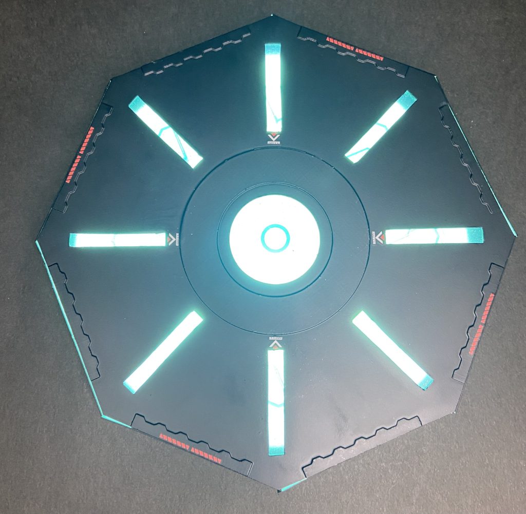 台座はガンプラバトルシステムをイメージし作成しました。下からライトアップすることで、特徴的な模様で発光します。