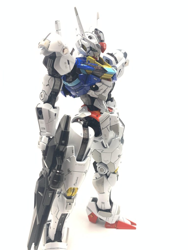 そんでもって、光沢トップコートまで吹いて完成したのがこちらです。全身にプラチップやスジボリで、うっとおしくならない程度にディテールアップを施し、各所に差し色を入れて見た目の密度を上げました。