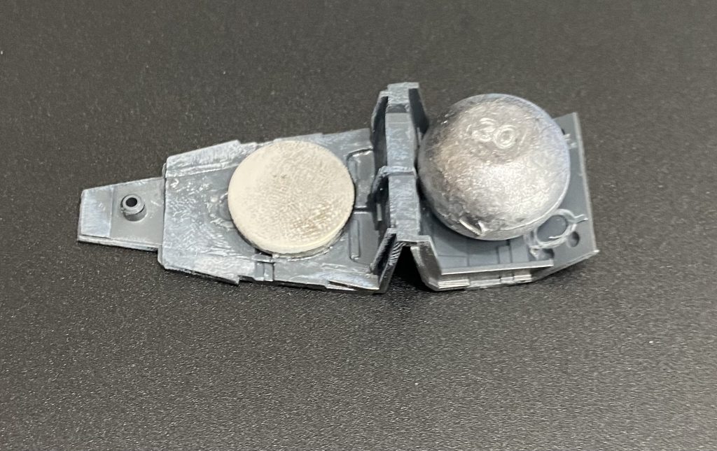 自立させるため、足に磁石と重りを仕込んでいます。