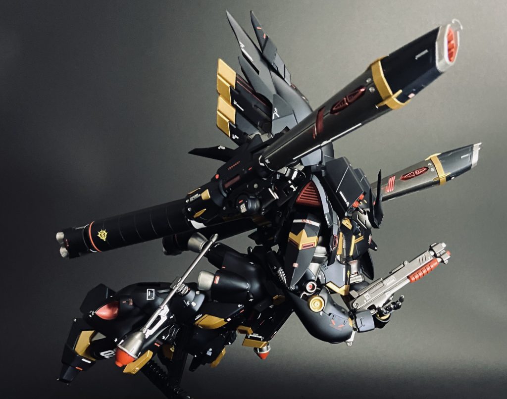 ケンプファーの印象的な滑空状態で。右側のプロペラントタンクにはジオンのエンブレムデカールを反映しました。