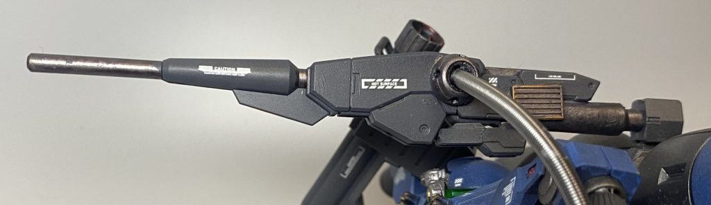 肩キャノンです。元のキャノンの半分くらいを切り飛ばし、付属のライフルを接続。接続部分が目立つことから、ディテールアップパーツを貼り付け、エネルギーパイプを取り付け、腕の穴に繋げてみました。