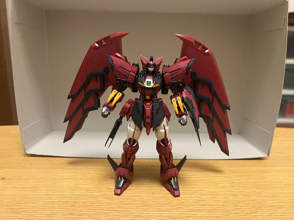 機体名:ガンダムエピオン全高:17.5m重量:14.5t乾いた返り血のような暗い赤と黒の装甲、背面の2対の翼「ブラッドウイング」、双頭の竜のようなMA形態への変形機構が特徴。独自設定・経歴元々は、とある技術者の「最強のMS」へと好奇心から、独自に開発されていた機体だったが、その情報を聞きつけたパトリック・ザラ率いるザフト軍によって奪取されている。しかし数年後、その技術者の息子によって無事に奪還されている。