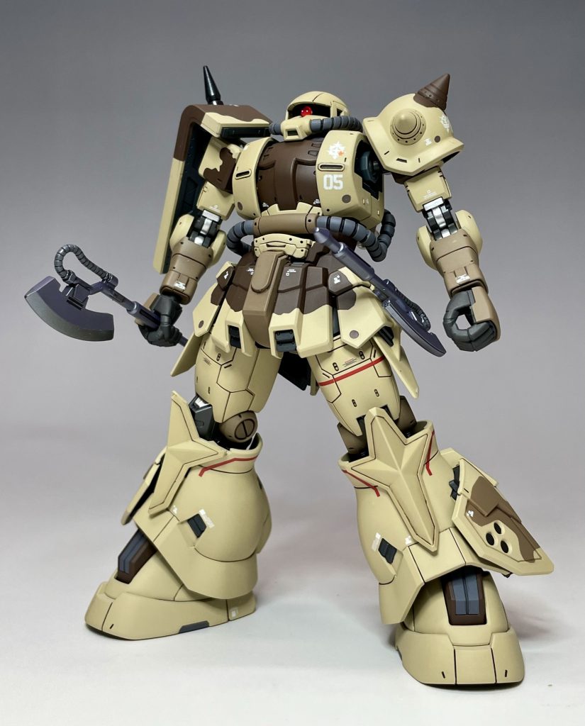 ヒートホークが主兵装です。映画では左右両手持ちをしていましたが、ブレード付きの方を一本作り忘れました。