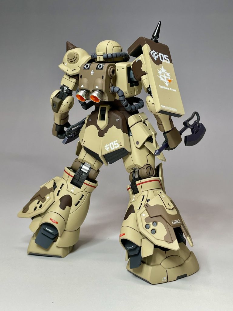 サザンクロス隊は、それぞれの迷彩柄が異なるものの、あまり個人のカスタム色が無い機体なので、パーソナルカラーのオレンジ色で、バーニアの中を塗ってみました。一応、蛍光色で光るようにはしてあります。