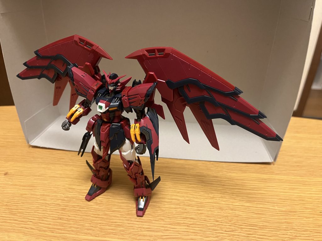 ブラッドウイング本機の最大の特徴とされる背部の2対の翼。 機動力・スピード本機の姿勢制御の役割を担っており、これが本機の高い機動力を堅持している。MS形態でも、フォースインパルスガンダムにも匹敵する高い機動力を誇る。MA形態では、直線での加速性能と飛行速度が大幅に上昇し、デスティニーインパルスガンダムと同等以上に高まる。吸収能力本機における最大の特殊能力であり、このブラッドウイングを展開する事で、MSを強制的に吸収し、そのエネルギーや能力を得る事ができる。ウイングへと吸収する際、そのMSは一時的に分解されるが、そのMSやパイロットの生命活動や機能には、一切影響は与えない。分解を経て吸収する関係上、吸収できるMSの許容数は最大50体まで。※この吸収能力こそが、「D-HERO Bloo-D」を意識した最大の独自設定です。