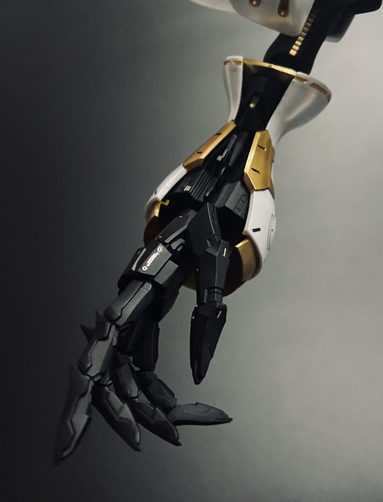 キュベレイ・アンベリールといったら、なんといっても特徴的なこの手！指が可動するよう改修しました。これで表情づけの幅が広がりました。