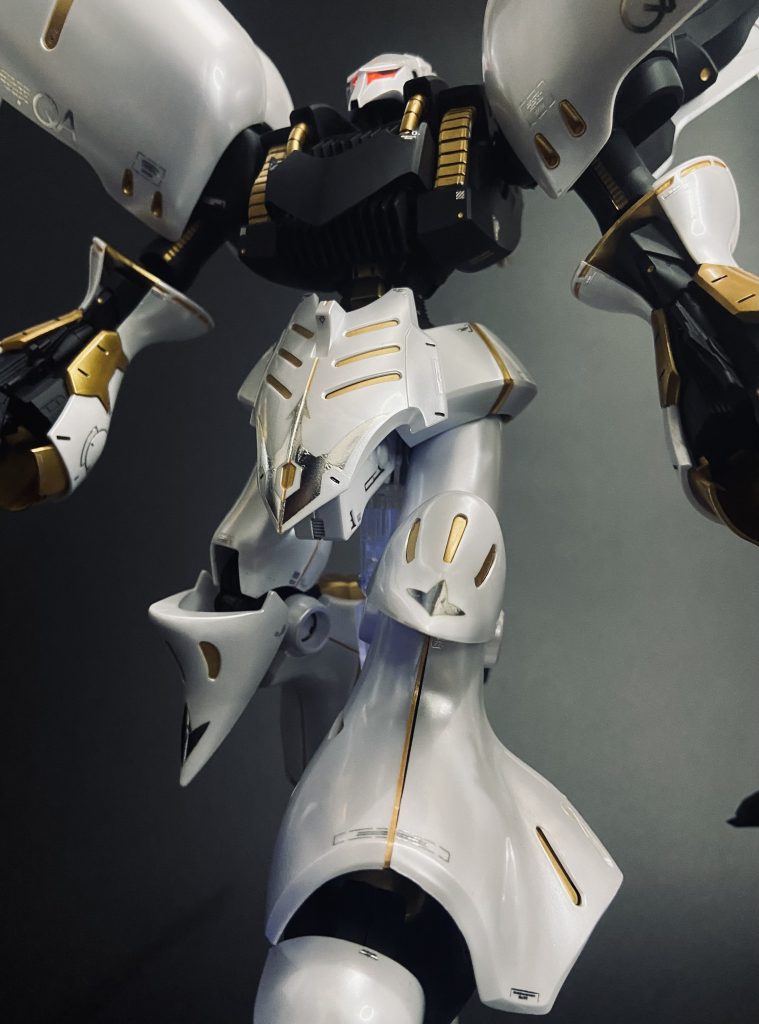 塗装は少し違ったことをしてみたくなり、ホワイト/ゴールド部分は光沢、ブラック部分はつや消しで仕上げています。意外とマッチしました。写真ではわかりにくいのですが、ホワイト部分はネオマイカで塗装しているので、パール感があります。