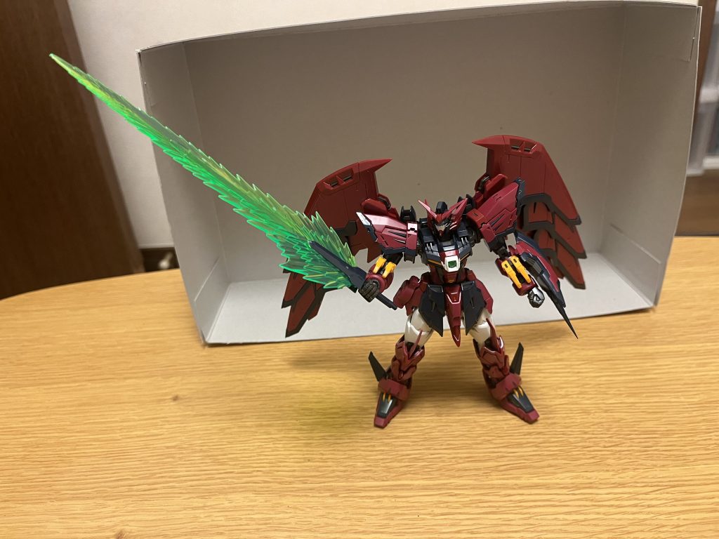 ビームソードグリップ部の鍔に2枚のプレート状のパーツがあり、MS本体から有線式ケーブルでエネルギー供給を受けるシステムとなっているが、ケーブル断線時でも掌部からのエネルギー供給が可能となっている。圧倒的な出力を誇り、通常戦闘用の低出力状態でもナノラミネートアーマーを持つMS数機を一撃で両断してしまう。更に出力を引き上げると、刀身も機体全長を越えるほどにまで延長され、最大出力状態では全長数十kmの要塞すら一撃で破壊してしまう威力を誇る。