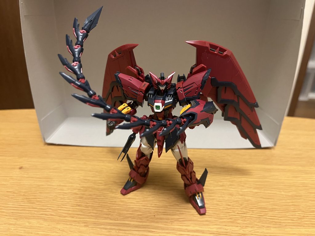 ヒートロッド使用時には表面を赤熱化させる事ができ、PS装甲をも破壊するほどの攻撃力を有する。また、赤熱化させずに、打撃や敵の捕縛、武装の奪取など色々な用途で使える他、MA時にはエピオンシールドと共に尻尾状に設置される。