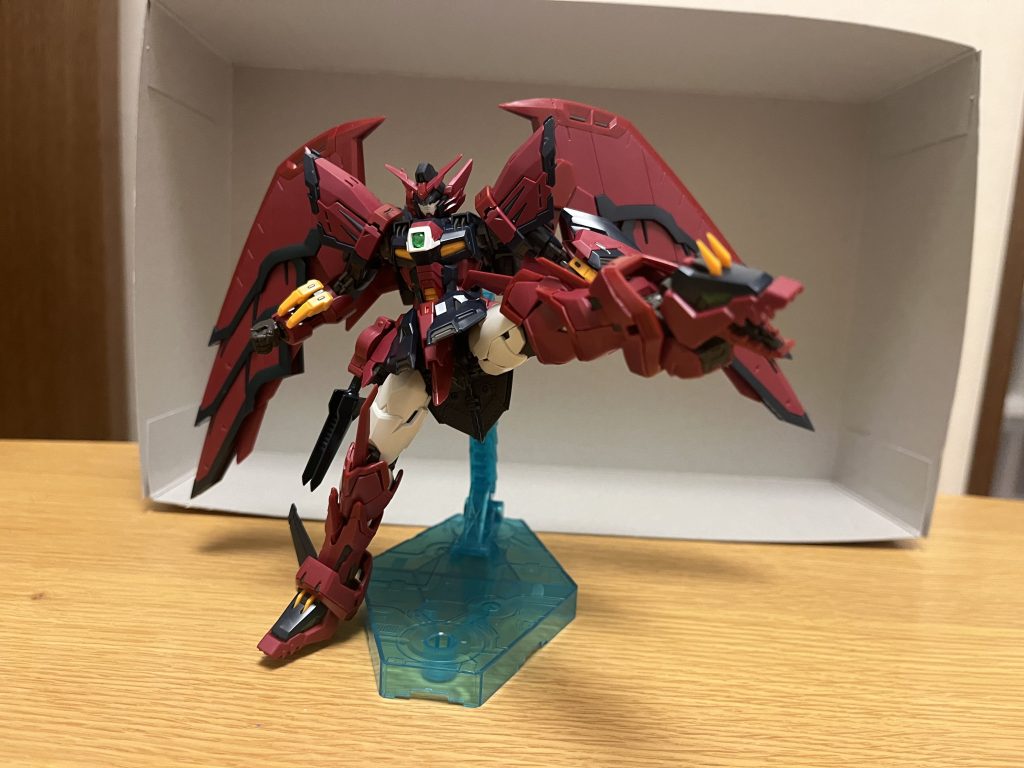 武装後述のブラッドウイング以外に、火器や飛び道具を持っておらず、武装は全て近接戦に特化したものばかり。ビームソード右腰アーマーにマウントされた大型タイプのビームサーベルであり、本機の主武装である。ビーム刃の色はグリーン。エピオンクロー両手首部分に設置された実体型クロー。カギ爪の要領で使用でき、MA時には竜の足の爪を思わせる状態になる。エピオンシールド左腕の取り回しに優れた軽い小型の盾。実弾・ビームを問わず優れた耐久性を誇り、MA時には後腰部に接続される。ヒートロッドエピオンシールドの先端に接続された多数の関節状のパーツで構成された多節鞭。エピオンファング両爪先には牙を持つ口のような開閉構造が備わっており、これを用いて敵を噛み砕く攻撃が可能。その威力は、PS装甲ですら粉砕してしまうほど。必殺技ブラッディバースト展開したブラッドウイングから針状のビームを雨のように連射する。ブラッディハイパーサーベル最大出力にしたビームソードによる斬撃。