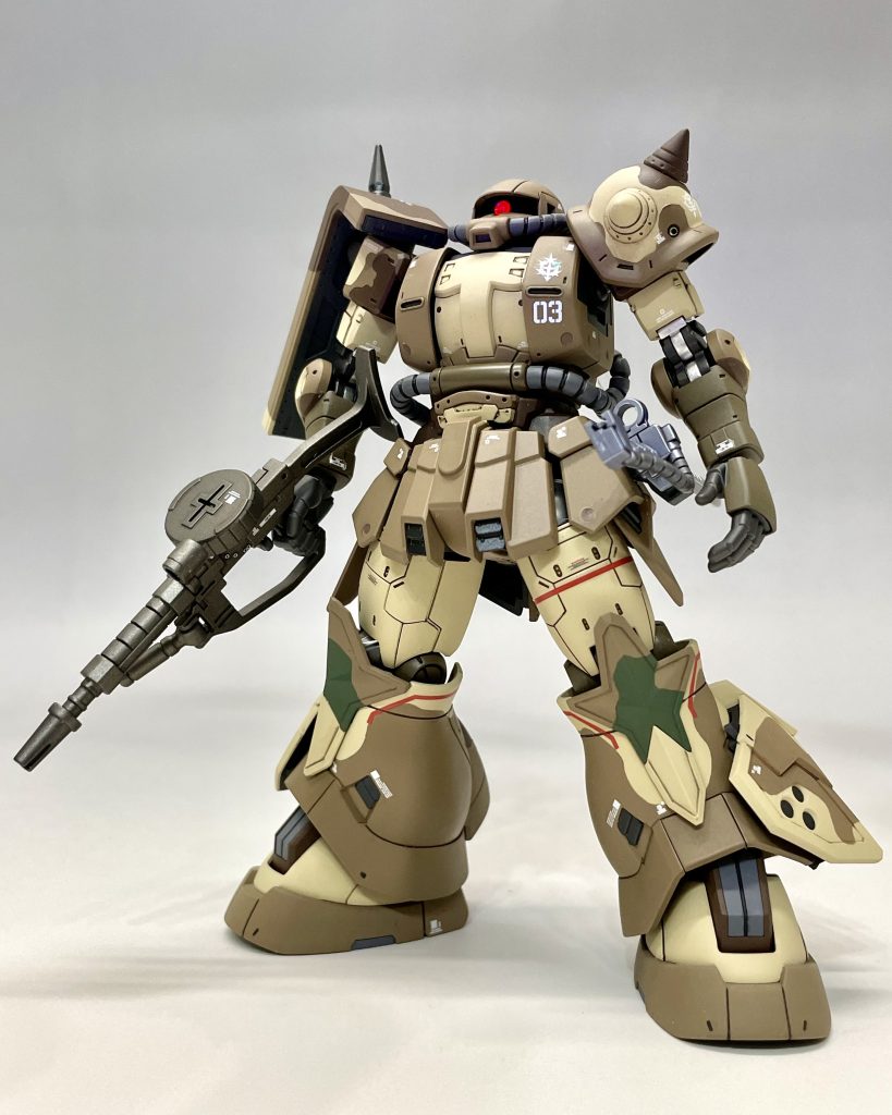 迷彩柄は全てエアブラシ塗装で再現しました。完成間近になって、腰の横のパーツの色を塗り間違えていたので、慌てて塗り直しました。