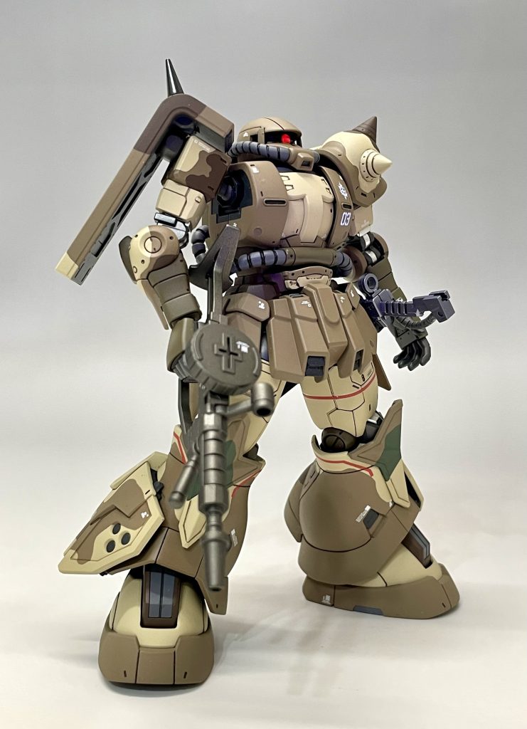 ボディは迷彩が無いのですが、ひじと膝はエグバと同じ模様の塗り分けとなっています。塗った人にしか分からないですが、エグバ・ウォルド・セルマの機体と異なり、ふくらはぎの内側の迷彩が無いのですが、これも設定通りです。モノアイはブラックライトで光るようにしてあります。