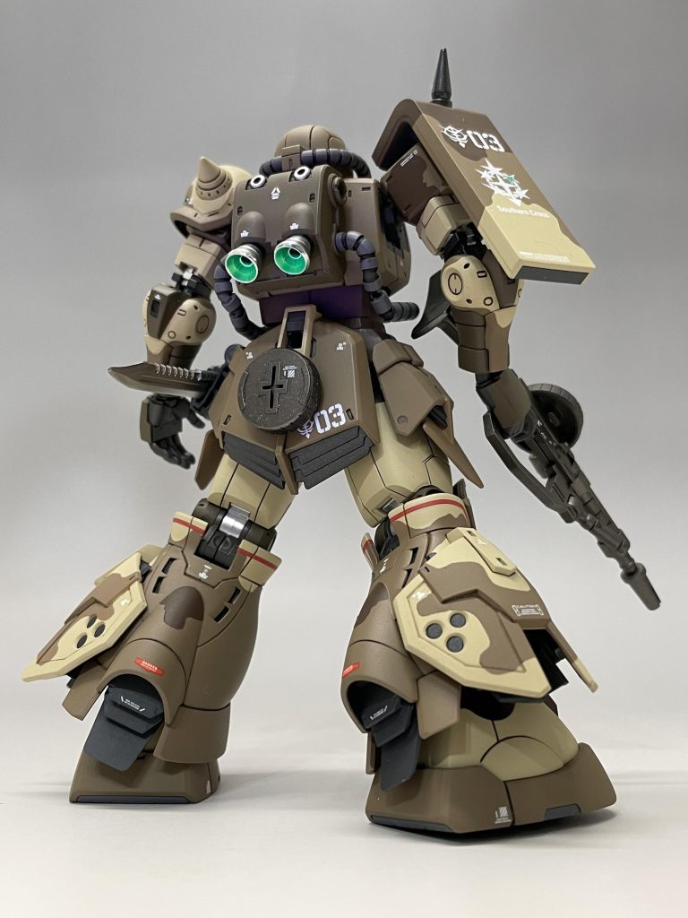 サンホのパーソナルカラーのグリーンをバーニアの内側に塗りました。蛍光カラーなので発光します。シールドの穴は埋めました。