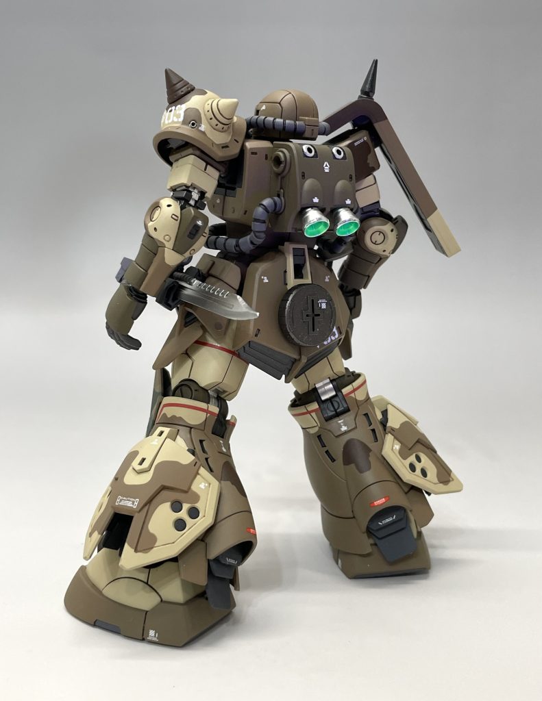 お尻に予備マガジンを実装した状態です。通常のザクのものではなく、すこしディテールが入ったエグバ用のものを利用しました。