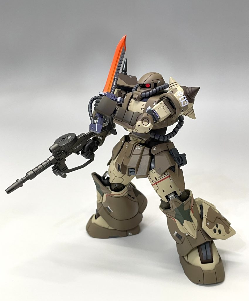 ダガーナイフとマシンガンの両手持ちは、本来は逆の手なのですが、左のマシンガンの握り手が無いので仕方なく…。