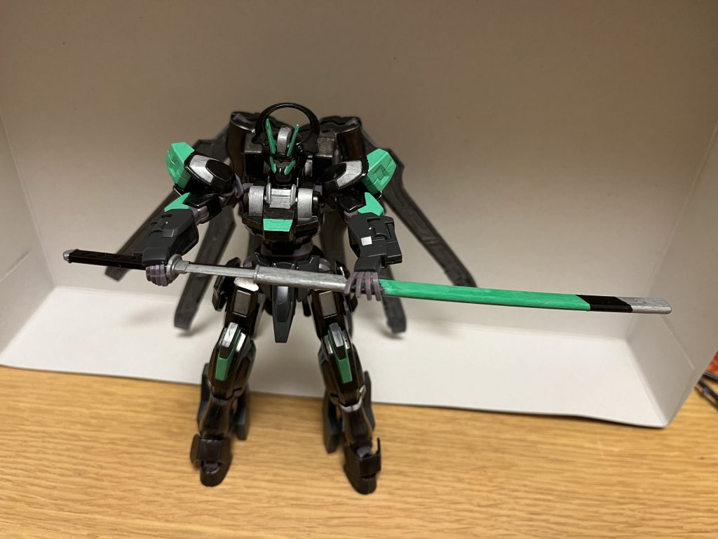 武装これらの武装は粒子化して収納可能となっている。武刃(ブジン)本機の主兵装であり、シンプルな日本刀の形状をした実体剣。詳しくは後述。ガーディアン計10パーツで構成された本機背部の多目的攻防プラットフォーム。詳しくは後述。腕部実弾兵装両腕部に搭載されたシュバルゼッテ唯一の内蔵火器で、多数のベアリング状の弾を一斉発射した後に炸裂させる。必殺技殺意の一太刀(さついのひとたち)円月殺法と紅い月をバックに、武刃による強力な斬撃を繰り出す。暴威の回転刃(ぼういのかいてんじん)武刃の斬撃から、回転斬撃をエネルギー体として放つ。また、武刃での斬撃をせずに、回転斬撃のエネルギーを纏ったキックを放つパターンもある。憤怒の乱舞(ふんぬのらんぶ)武刃で滅多斬りにした後、強烈な回し蹴りを放つ。