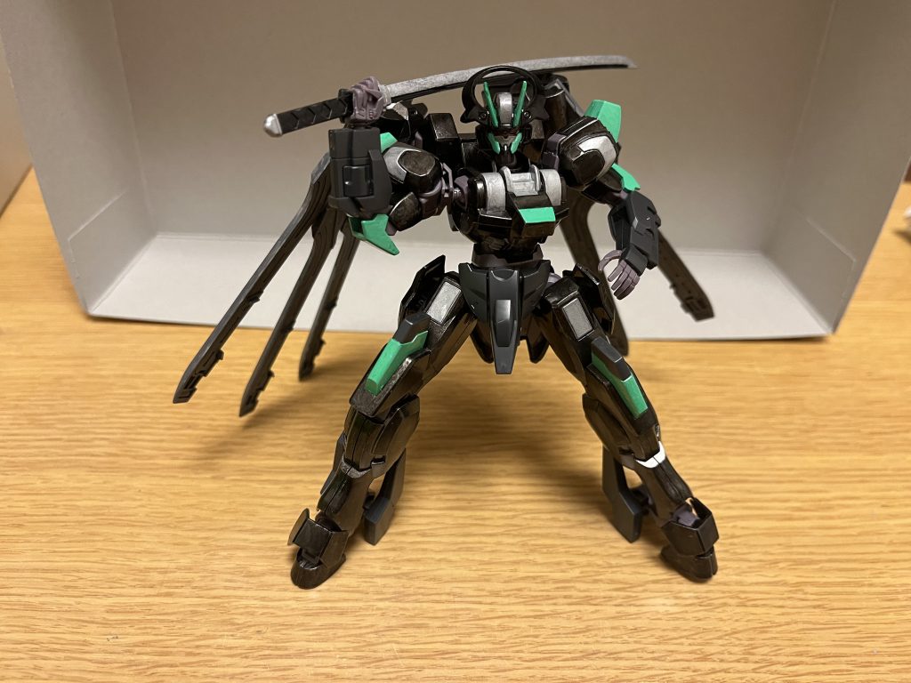 戦闘能力について本機は、後述する主兵装の「武刃」を駆使した剣技による近接攻撃を主体とし、敵を斬り倒す事に特化した調整が施されている。その結果として、何人にも頼る事なく武刃による剣技のみで多勢を圧倒できる絶大な戦闘能力を獲得、地上戦での近接戦に徹底的に特化した一騎当千型MSと言える。