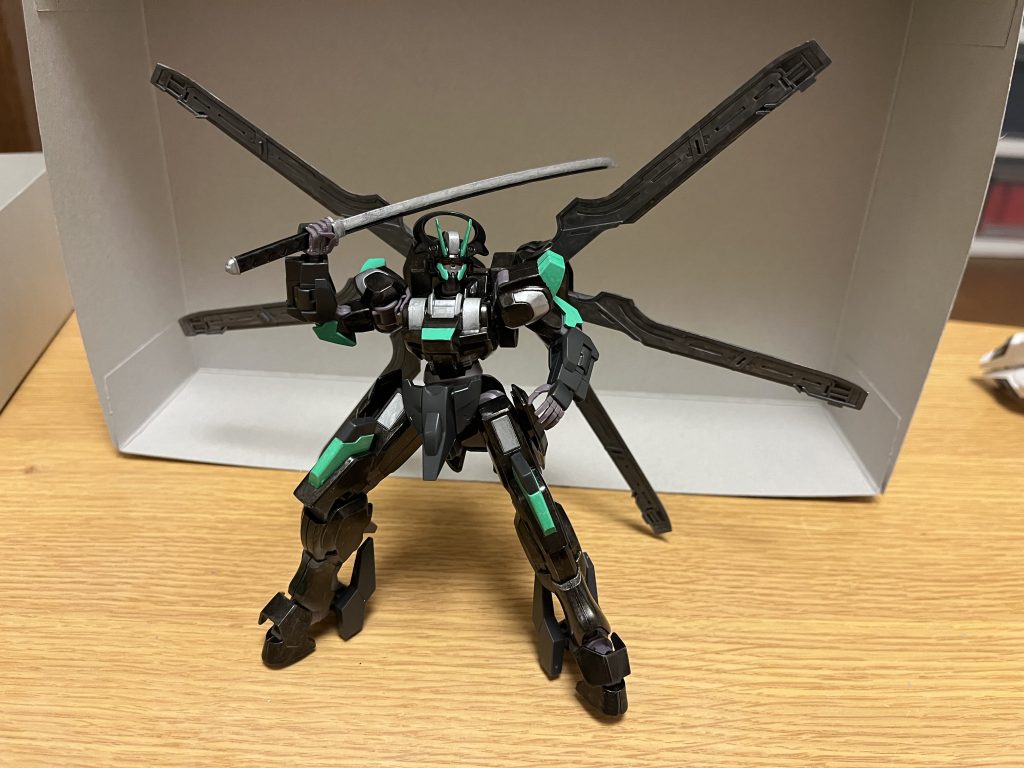 ガーディアン「GUNDビット」と呼ばれる次世代群体遠隔操作兵器システムであり、オールレンジ攻撃兵器の一種とされる。合計10基で構成されており、各ビットの配置を変えることにより、理論上では様々な形態での運用が可能。基本的に本機は、ビットを機体背部のハードポイントへマントのように接続した「ガーディアン・マント」と呼ばれる形態で運用されている。ガーディアン・マント状態ではミラージュコロイドを用いたジャミング機能で敵の目をくらます事が可能で、本機の凄まじい剣技をサポートする。また、ビットを翼のように左右に展開する事で、本機に高い機動力と加速力を与える。オールレンジ攻撃端末としても性能が高く、各ビットが群体としてまるで意思を持ったかのように動きながら敵に向かって行く。有重力下かつ特殊な粒子の補助が無くても問題なく使用可能で、射程距離が長い上に威力・精密性共に高く、低い出力でも一瞬でモビルスーツの装甲を切り刻むだけの破壊力を持つ上、内包されるエネルギー量も多く、活動時間も比較的長い。攻撃用ビットステイヴ刀身型の端末で、6基存在する。剣先にはビームガトリングが搭載されており、本機が接近戦特化型でありながら高い火力を有する一因となっている。防御用ビットステイヴ鍔飾型の端末で、4基存在する。電磁バリアを展開する機能も有する。