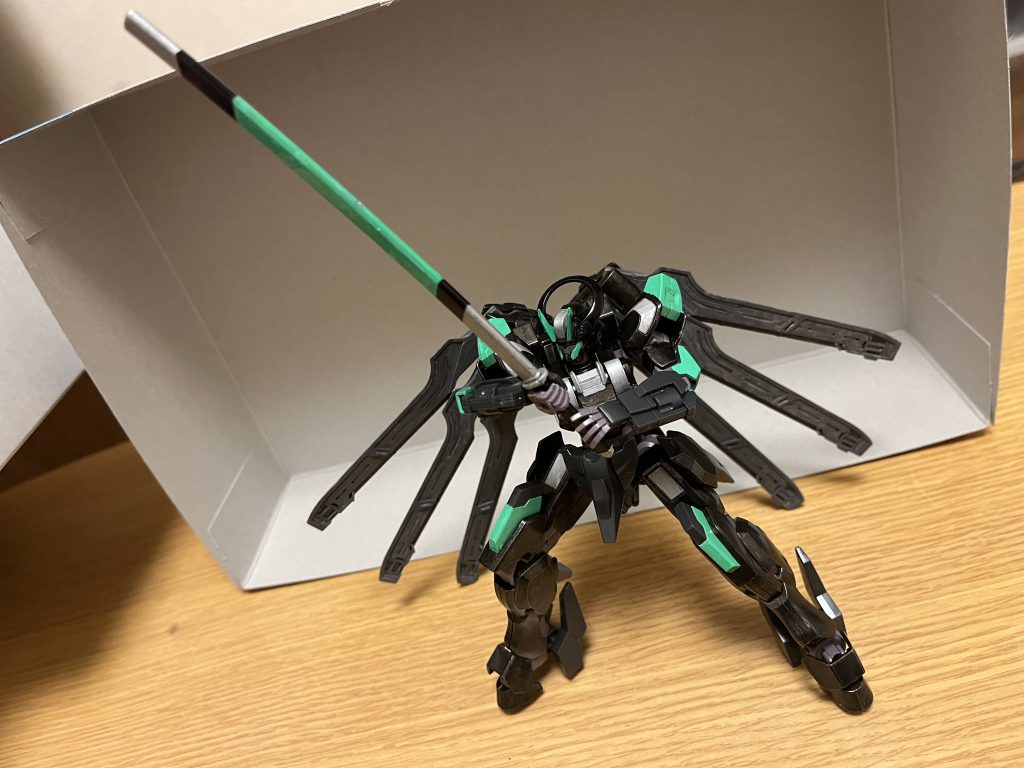 武刃(ブジン)見た目こそシンプルな日本刀だが、本機から供給される強大なエネルギーを超圧縮して刀身部分に纏わせており、物質の結合を解き、PS装甲やナノラミネートアーマーですら紙の如く容易く一刀両断する凄まじい斬れ味を誇る。斬撃自体をエネルギー体として飛ばす事も可能なので、この武刃一本だけで遠距離攻撃にも対応できる。専用の鞘には、保守機構・刀身の急速冷却・スキャニング検査・研磨作業などのメンテナンスを超高速で行い、常に武刃の品質を維持する機能が搭載されている。鞘自体の強度も極めて高く、鈍器としても使用可能で、PS装甲ですら粉砕できる。