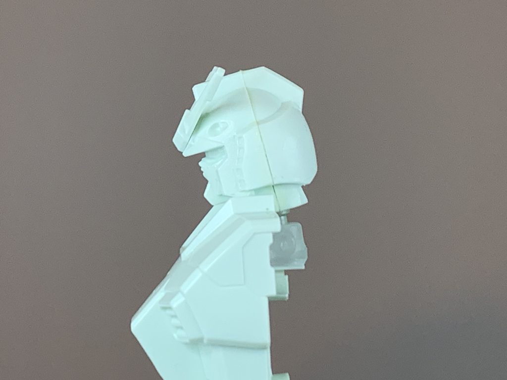 次に、アゴが引けるように首関節にボールジョイントを仕込みました。