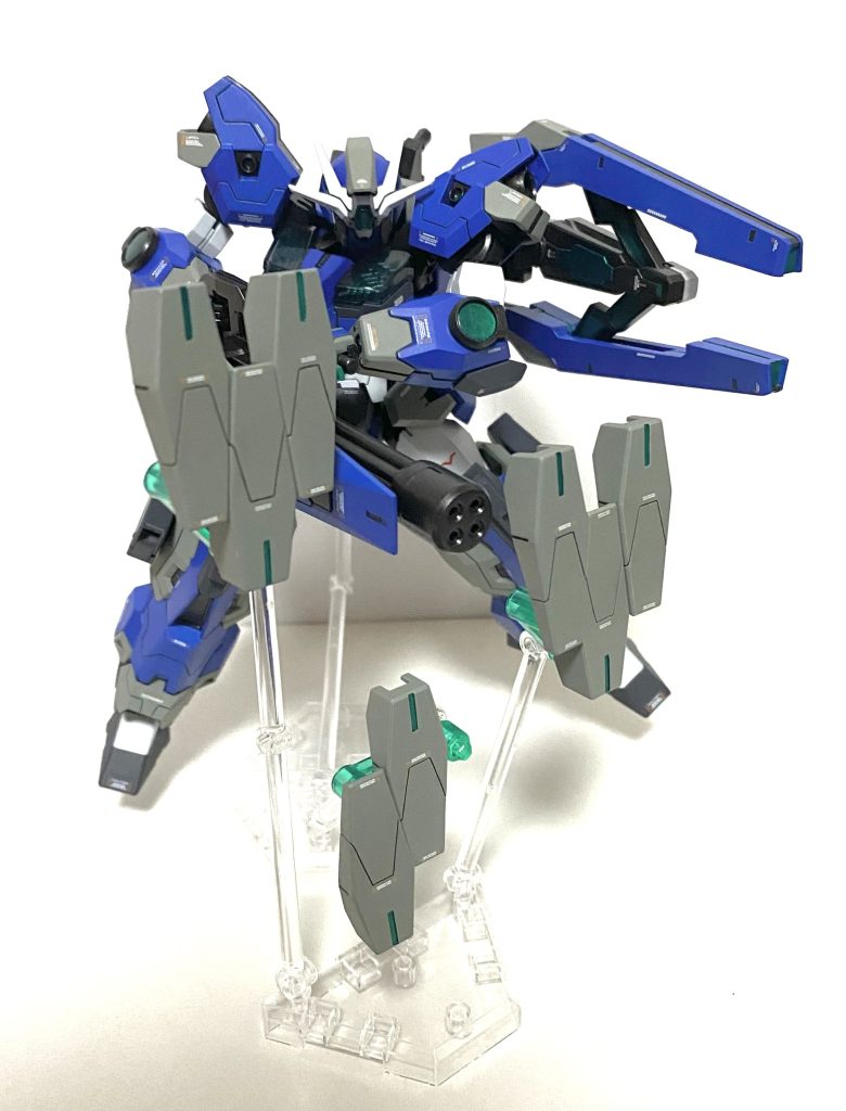 「GNシールドビット」ケルディムサーガと同様のもので、背部に6基。前方両膝に2基マウントしてます。上記のフェーズドアレイキャノンもビットとして独立する設定です。