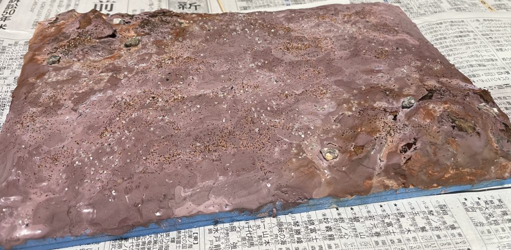 石膏をつかって、砂とか撒いて水溶きボンド。エアブラシしました。