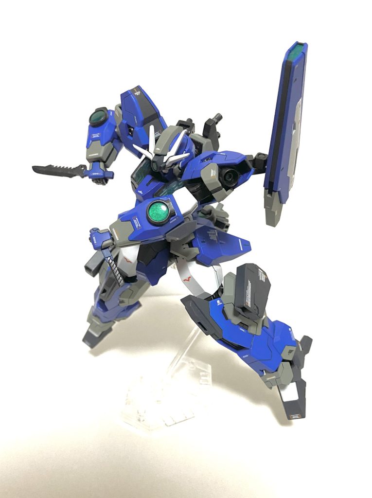 「コンバットナイフ/ショートナイフ」1つは腰部後方にマウントしてあり、カッターナイフ状の方はフロントアーマーの黒部分が開閉し、そこから取り出せる設定。(開閉ギミックは無し)