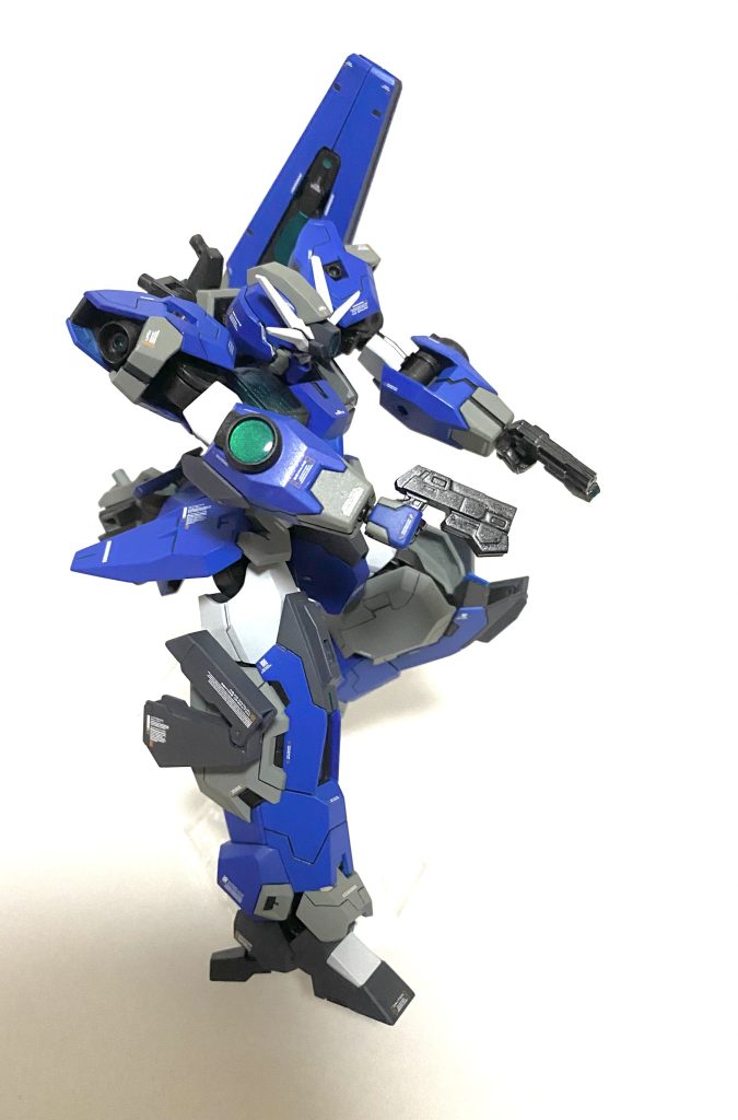 「GNビームピストル」脚部側部にマウントされたホルスターに収納されています。